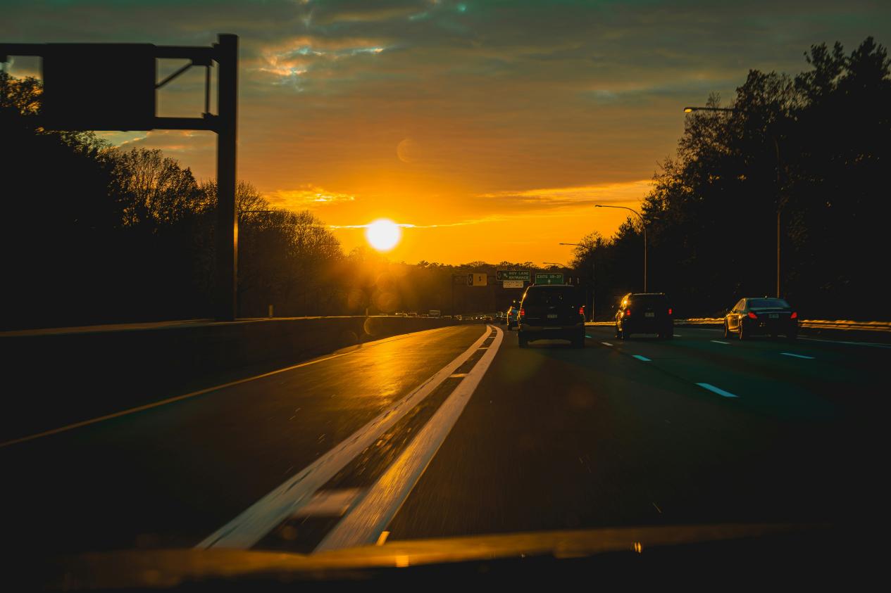 On the highway in the middle of the night, how can intelligent driving protect your dreams?